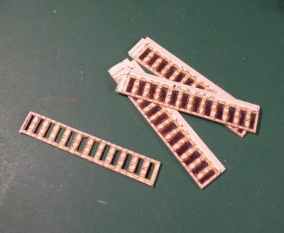 DSCF0057.JPG (246.09 Kio) Vu 3614 fois Je renforce le garde-corps avec du carton Finn de 0,9 mm ...