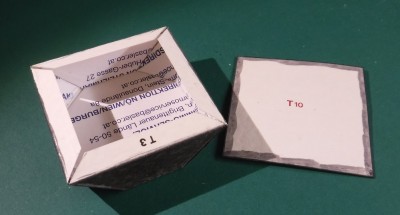 DSCF0004.JPG (173.86 Kio) Vu 3553 fois ... coller d' abord , puis insérer les renforts de 1 mm et coller la pièce T 10 sur le fond .