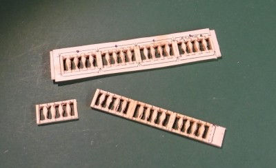 DSCF0026.JPG (220.5 Kio) Vu 4279 fois ... découpez les garde-corps renforcés avec du carton Finn de 1,5 mm et divisez-les en segments ...