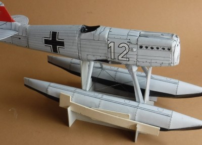 DSCF0003.JPG (240.33 Kio) Vu 4930 fois Maintenant, enfilez le fuselage et laissez-le bien sécher...