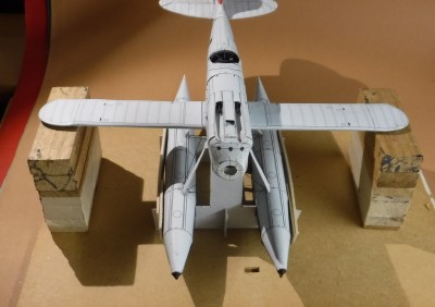 DSCF0216.JPG (226.41 Kio) Vu 5014 fois ... l'aile est poussée à travers le fuselage et fixée<br /><br />Sincèrement<br />Kurt