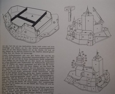 Les instructions de montage sont rédigées en anglais, français et allemand. Il y a aussi une petite instruction de montage en image avec trois croquis.<br /><br />Je vais concevoir le terrain en trois dimensions.<br /><br />Sincèrement<br />Kurt