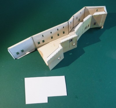 Collez maintenant le mur du fond étape par étape...