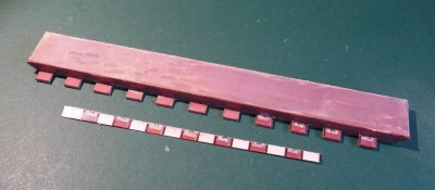 DSCF0018.JPG (134.36 Kio) Vu 2094 fois ... mur avec le carton Finn 3mm collé derrière, créneaux mis en place et les créneaux collés pour l'arrière.