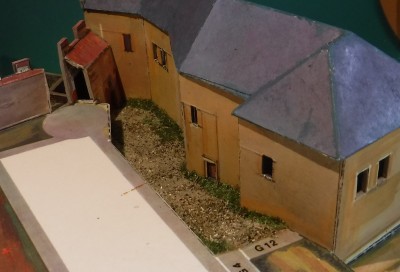 DSCF0113 (2).JPG (179.02 Kio) Vu 2021 fois ...avant d'assembler le bâtiment, la végétalisation est réalisée sur l'escalier...