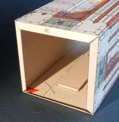 ... et insérez seulement maintenant la dernière bande de carton pour que la languette soit également renforcée