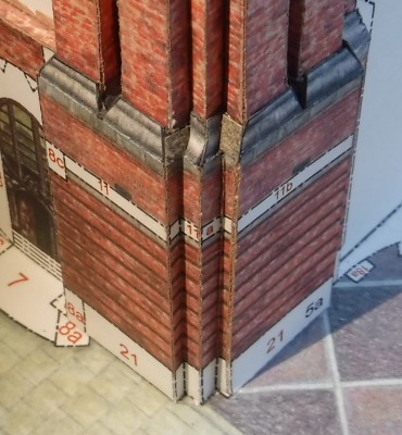 ...qui sont fermés avec du papier de construction gris...