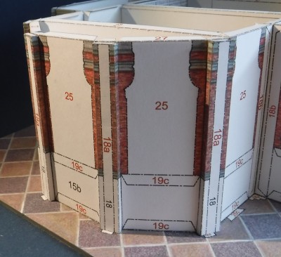 ... et construit autour de l'église.
