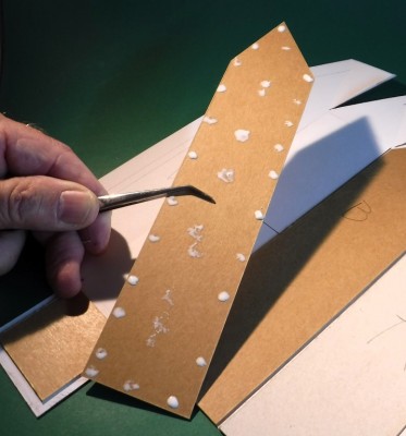 ...pour éviter les gauchissements, seul un collage sélectif est réalisé...