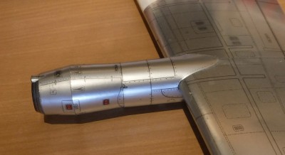 ... collez maintenant la nacelle moteur SANS la partie inférieure...