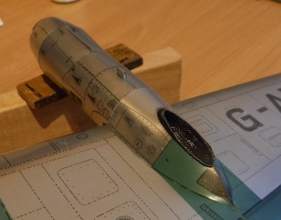 ... et posez la partie inférieure de la nacelle moteur.<br /><br />Cordialement<br />Kurt