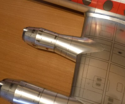 Coller la nacelle intérieure du moteur...