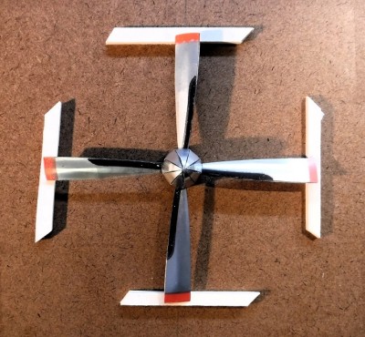 DSCF0086.JPG (224.95 Kio) Vu 1077 fois Collez les pales de l'hélice dans le moyeu, alignez-les et laissez-les sécher...