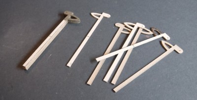Six pièces chacune pour la jambe du train d'atterrissage principal...