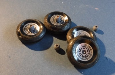 ... insérer le bord et coller sur une perle en bois de 6 mm en guise d'entretoise...