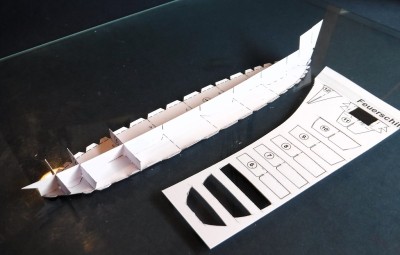 DSCF0105.JPG (159.72 Kio) Vu 4355 fois Installez les cadres transversaux en commençant par la poupe...