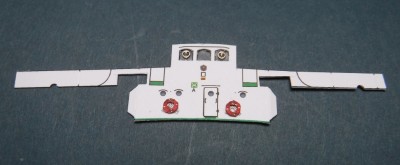 DSCF0003 (2).JPG (119.62 Kio) Vu 2436 fois Mur avant du pont équipé de fenêtres, de lance-pierres, de bouées de sauvetage et de mur intérieur...