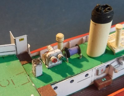 e... placer le quatuor de petites pièces sur le pont du bateau devant la cheminée.<br /><br />Cordialement<br />Kurt