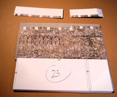 DSCF0190.JPG (239.72 Kio) Vu 4253 fois Mur de créneaux 25, découper les pierres de couronnement, renforcer avec du carton de 1,3 mm et retirer les languettes adhésives des créneaux...