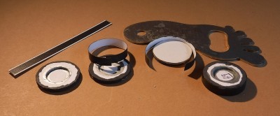 Collez d'abord la bande de roulement par points, puis fermez-la…