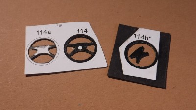… découpez l'intérieur, peignez-le et fixez-le avec de la colle…