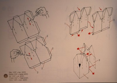 … Les instructions de montage sont des croquis, avec la remarque pour élargir les fentes à l'aide d'une aiguille.