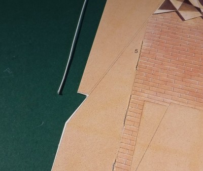 Les instructions de montage sont des croquis, avec la remarque pour élargir les fentes à l'aide d'une aiguille.