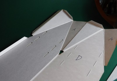 Collez d'abord les renforts sur les languettes, en veillant à laisser les fentes ouvertes...