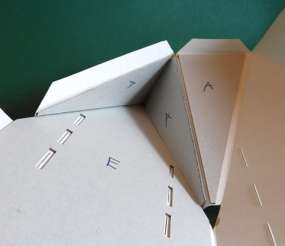 Après avoir collé les languettes, ajoutez toujours les renforts suivants ; cela renforcera également les languettes collées.