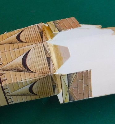 ... 1. Je sépare à nouveau la partie inférieure. 2. Les languettes adhésives sont repliées vers l'intérieur et l'extérieur.<br />3. Maintenant, je colle un segment après l'autre...