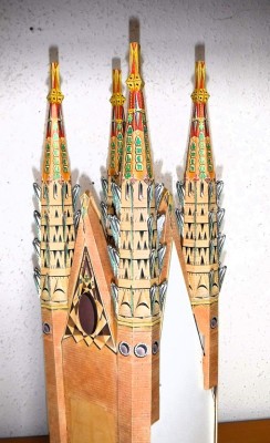 ... les quatre tours avec les branches ont été ajoutées au corps central.