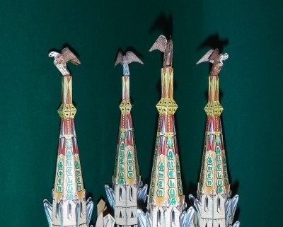 . Maintenant, les figurines sont placées au sommet des tours.<br /><br />Cordialement,<br />Kurt