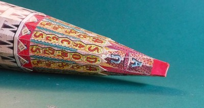 … et insérez et fixez également la pointe par le dessous.