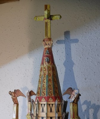 Après séchage complet, la croix fut mise en place, puis la flèche.<br /><br />Ainsi, la Zone 1, la structure centrale, est terminée. Une construction intéressante, malgré quelques imprécisions, qui peuvent toutefois être corrigées plus ou moins.<br /><br />Cordialement,<br /><br />Kurt