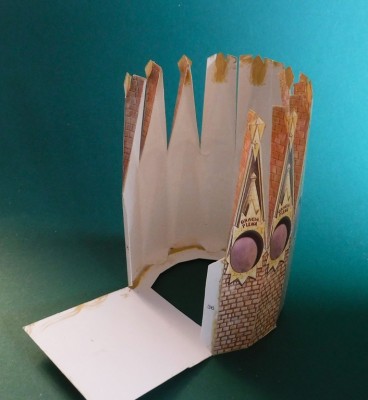 DSCF0017.JPG (135.74 Kio) Vu 1185 fois ...coller la paroi latérale à la base et assembler les points...