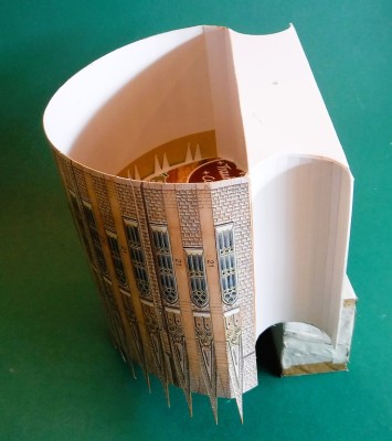 …encoller ensuite le second bord, puis les languettes dans la courbe.<br /><br />Cordialement,<br /><br />Kurt