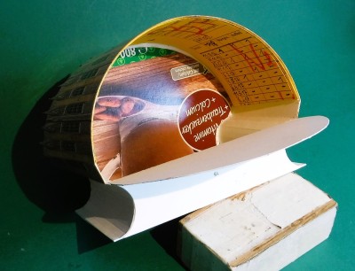 Je renforce l'intérieur de la courbe avec trois couches de papier de 0,2 mm, et je colle également le rabat inférieur....