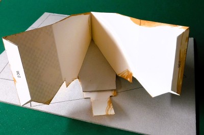 … collée et seul le pignon est renforcé intérieurement pour le moment…