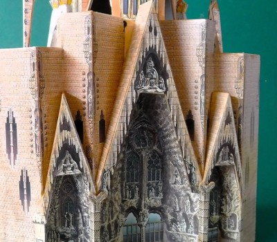 … et placés au-dessus du portail…