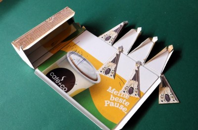 DSCF0187.JPG (203.09 Kio) Vu 32 fois …et collés en place, et les points collés à l’arrière…