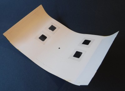 les zones des fenêtres sont recouvertes du film plastique fourni…