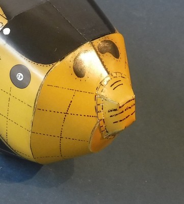 … termine le fuselage à l'avant…