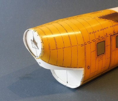 …puis fixez-la à la partie supérieure de l'empennage.<br /><br />Cordialement,<br /><br />Kurt