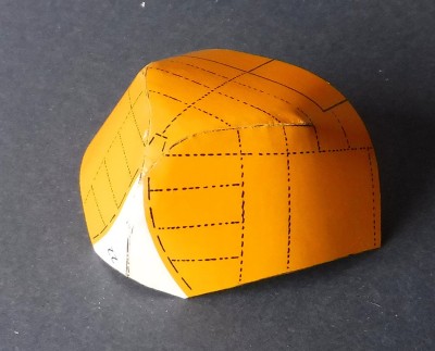 … Arrondissez-la et collez-la sur les languettes adhésives…