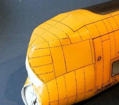 …glissez-la sur la pièce 2 et collez-la sur la pièce 15. Elle s’emboîte parfaitement !<br /><br />Cordialement,<br /><br />Kurt