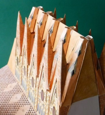 …fixez-les au toit, derrière les pignons…