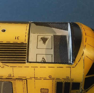 …et insérez-le dans le fuselage…