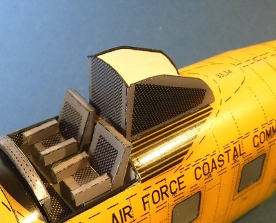 … la placer derrière le cockpit…