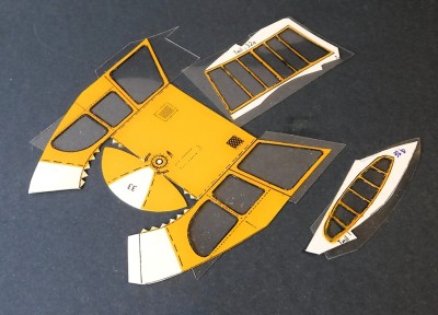 … coller le film pour rétroprojecteur derrière, après avoir séparé le pare-brise…