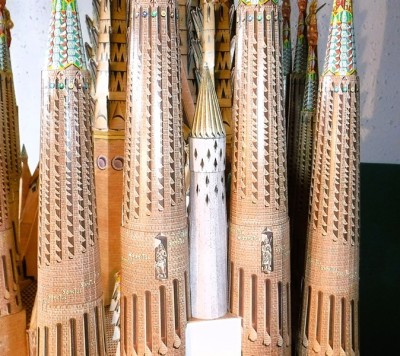 …celle-ci sera placée au centre, entre les grandes tourelles.<br /><br />Cordialement, Kurt